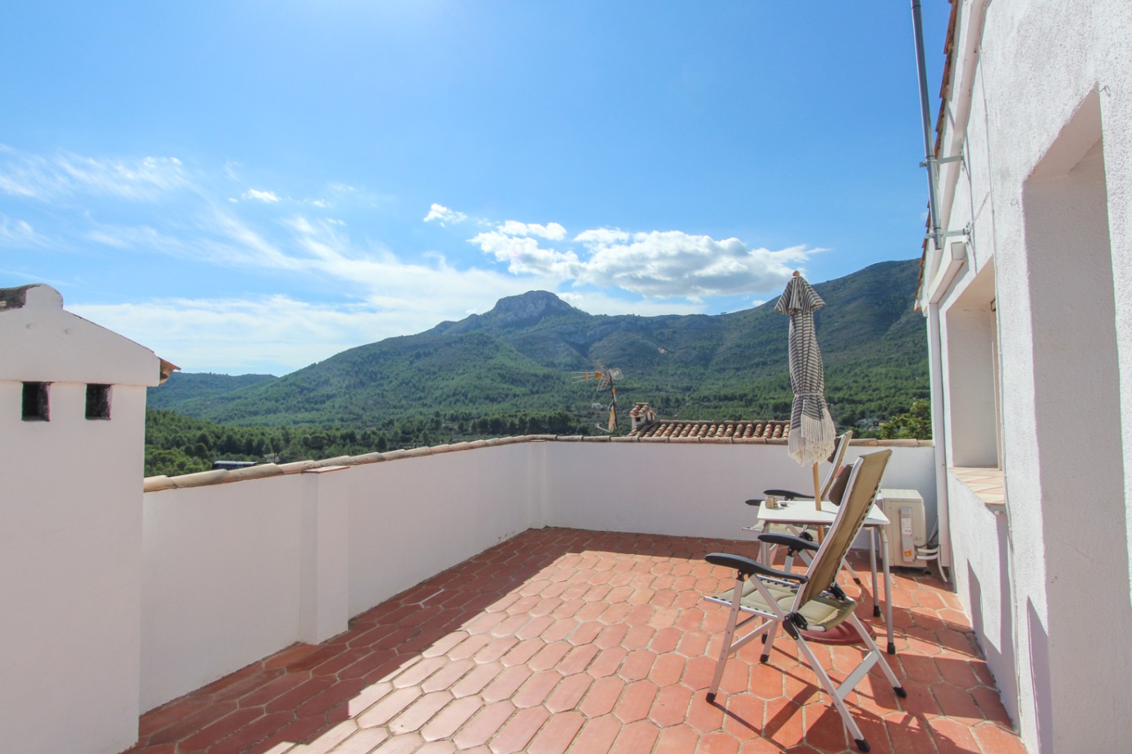Rustic 4-Bedroom Townhouse with Mountain Views and Terrace