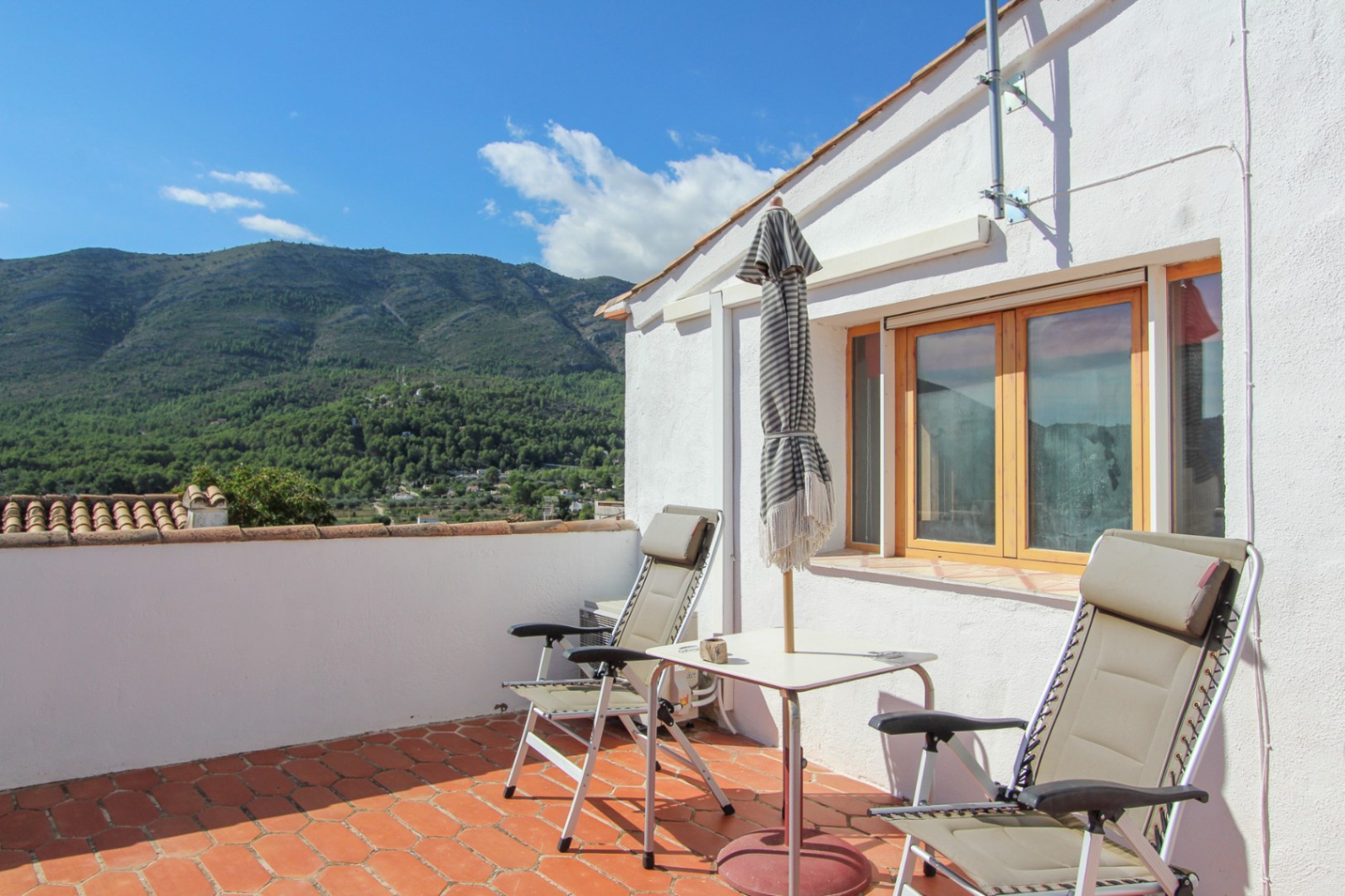 Rustic 4-Bedroom Townhouse with Mountain Views and Terrace