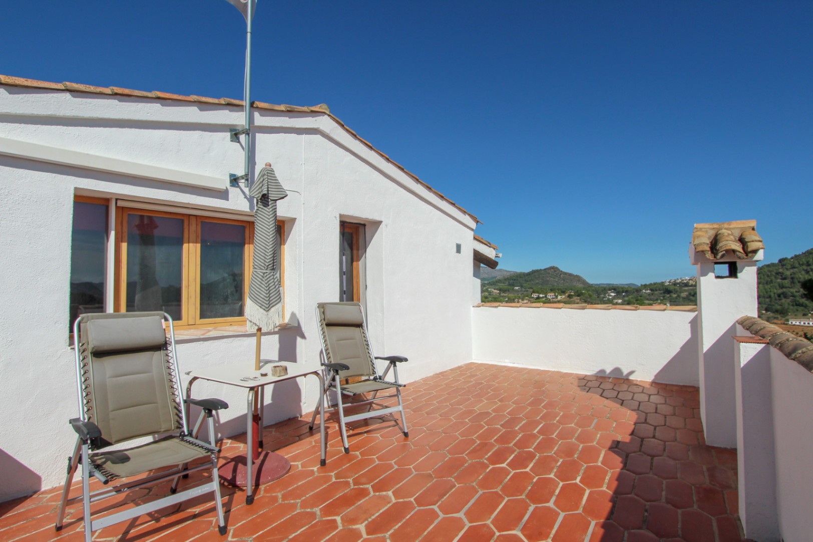 Rustic 4-Bedroom Townhouse with Mountain Views and Terrace
