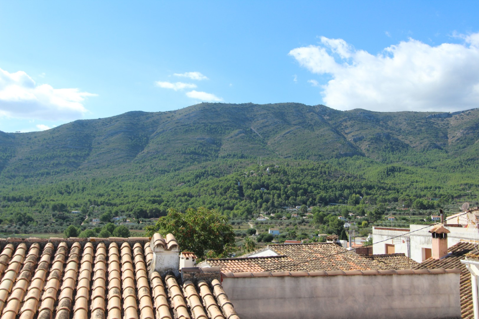Rustic 4-Bedroom Townhouse with Mountain Views and Terrace