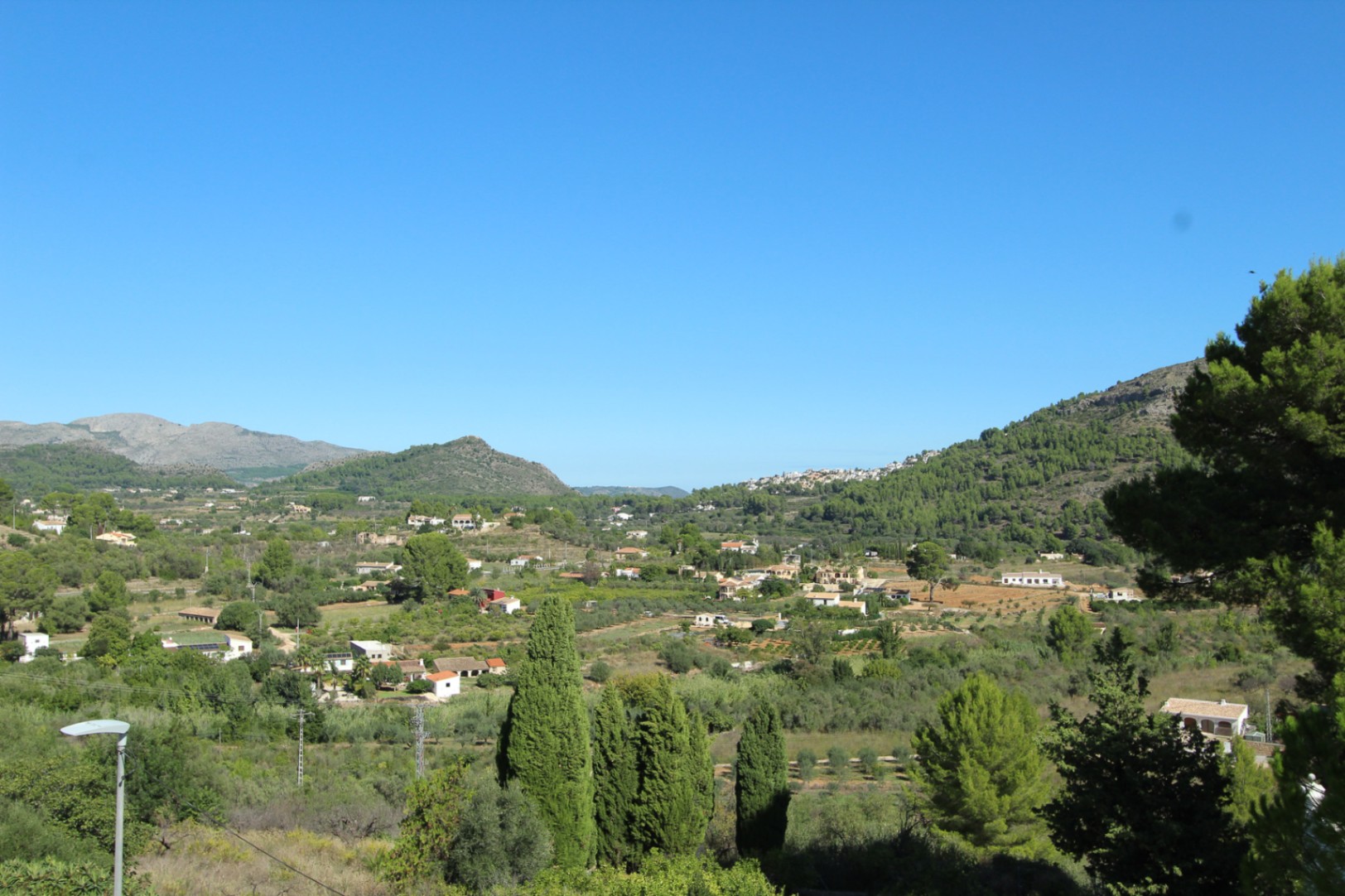 Rustic 4-Bedroom Townhouse with Mountain Views and Terrace