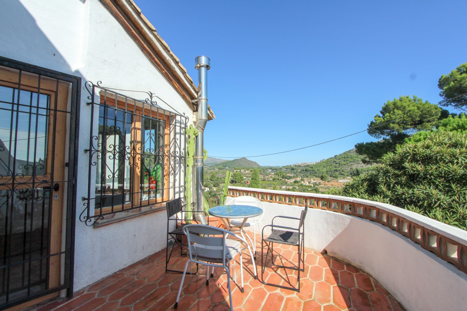 Rustic 4-Bedroom Townhouse with Mountain Views and Terrace