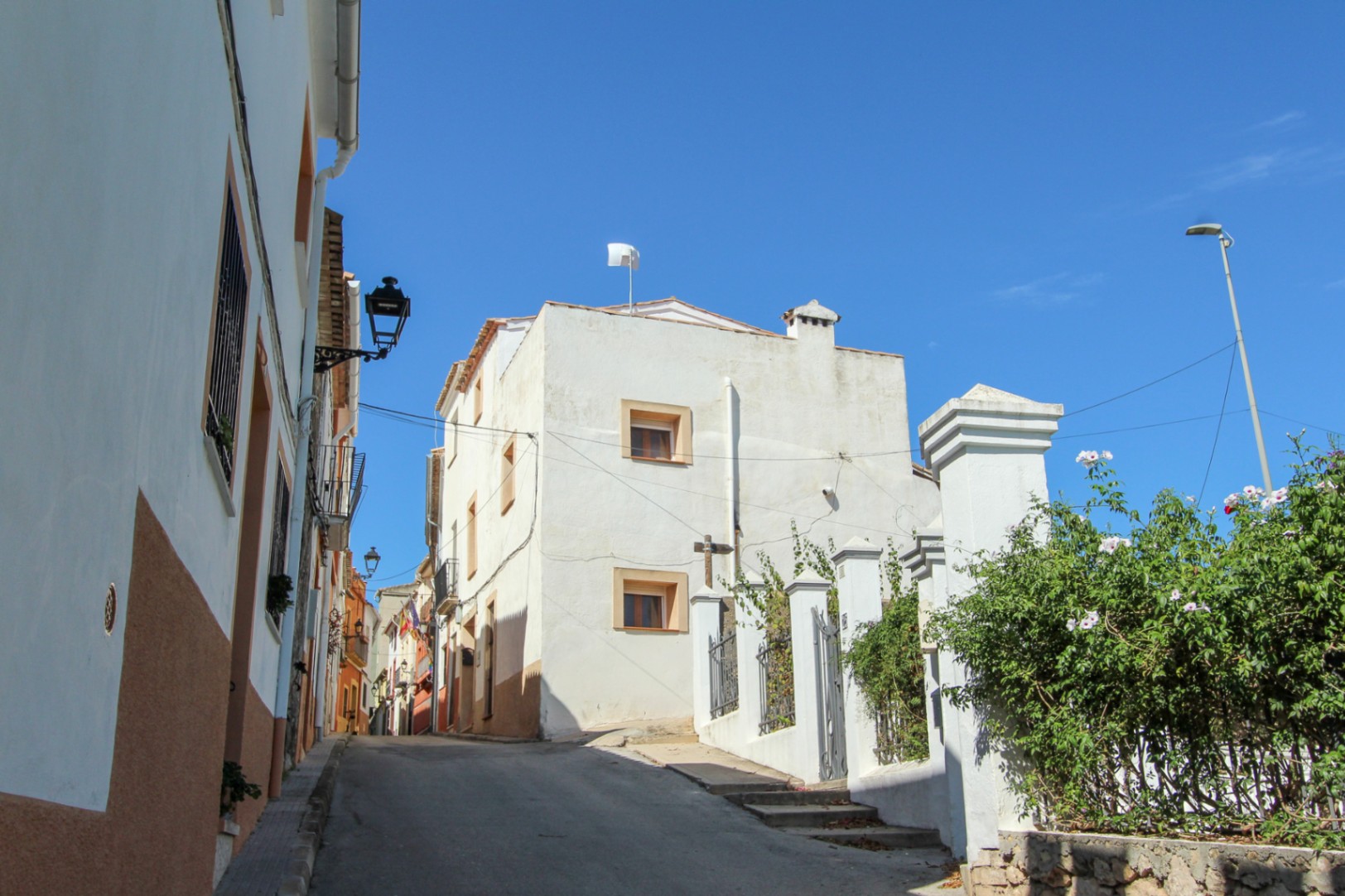 Rustic 4-Bedroom Townhouse with Mountain Views and Terrace
