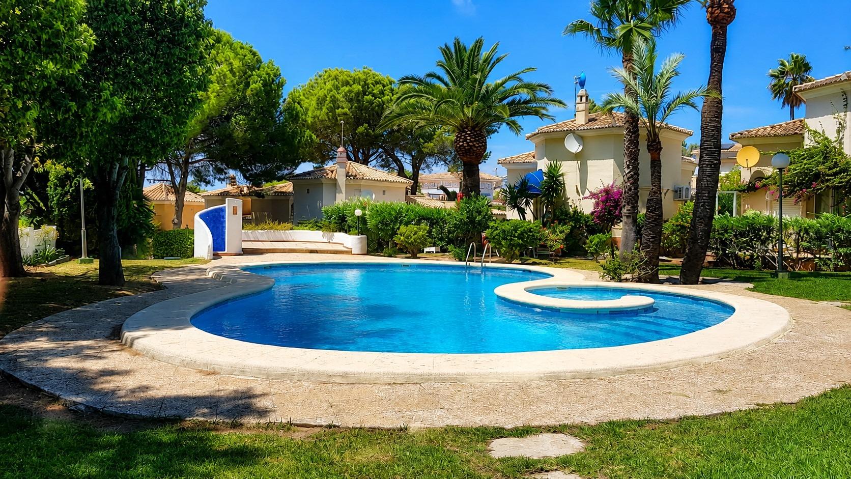 2-Bedroom Bungalow with Private Garden and Garage in Dénia