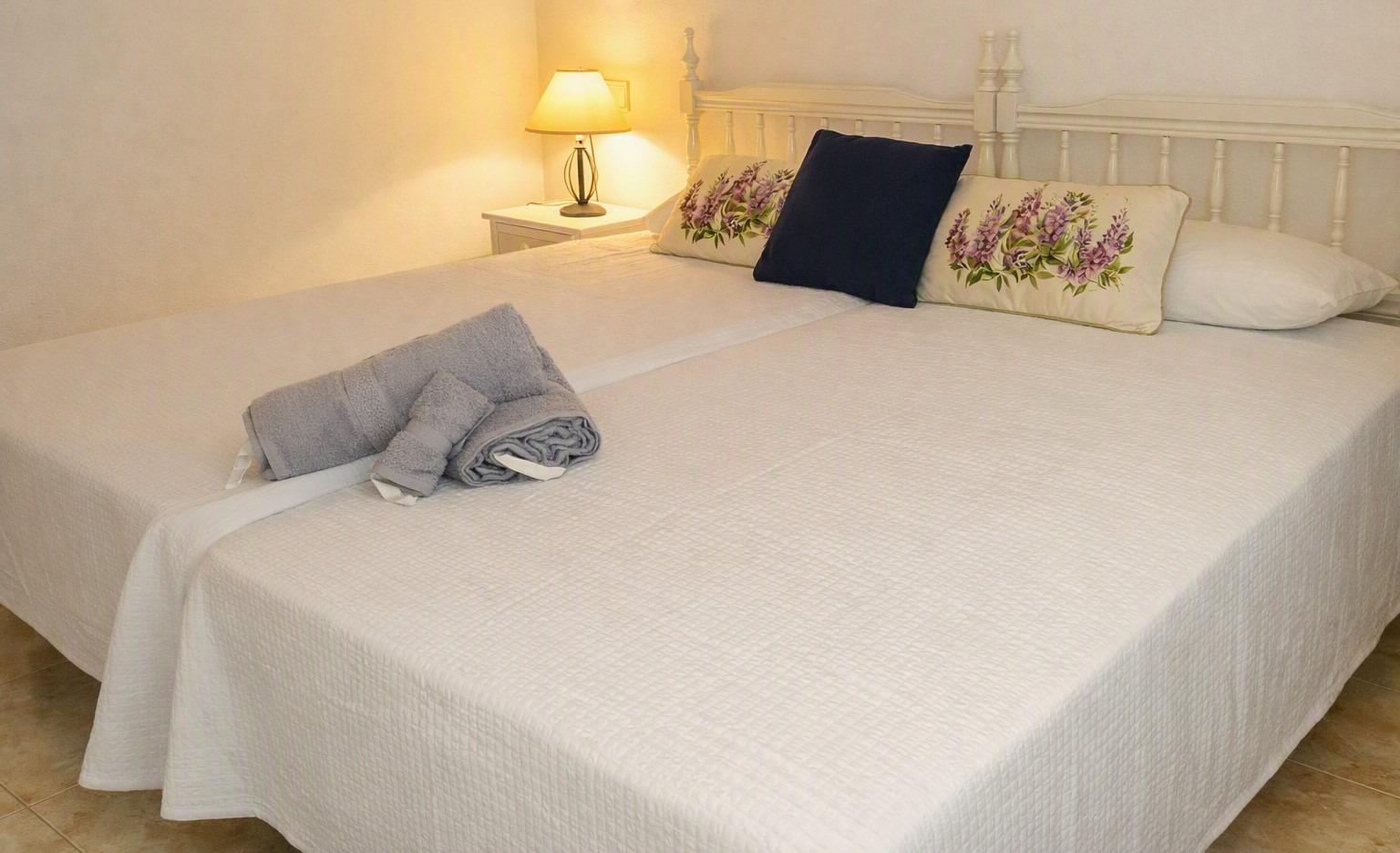 2-Bedroom Bungalow with Private Garden and Garage in Dénia