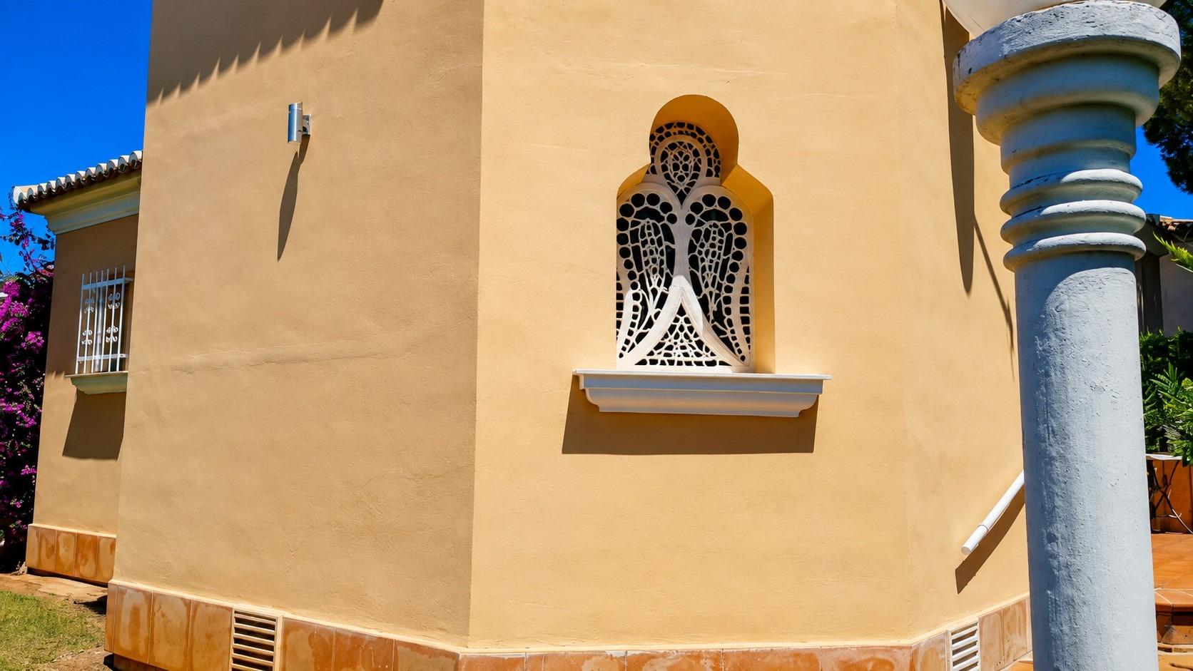 2-Bedroom Bungalow with Private Garden and Garage in Dénia