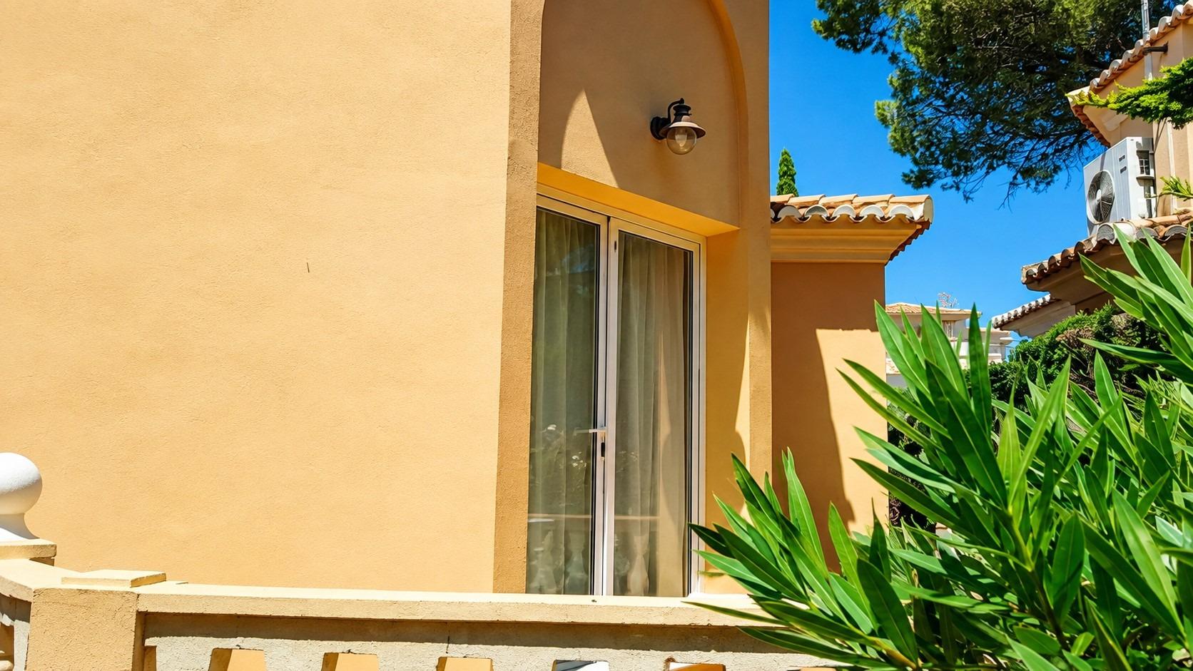 2-Bedroom Bungalow with Private Garden and Garage in Dénia