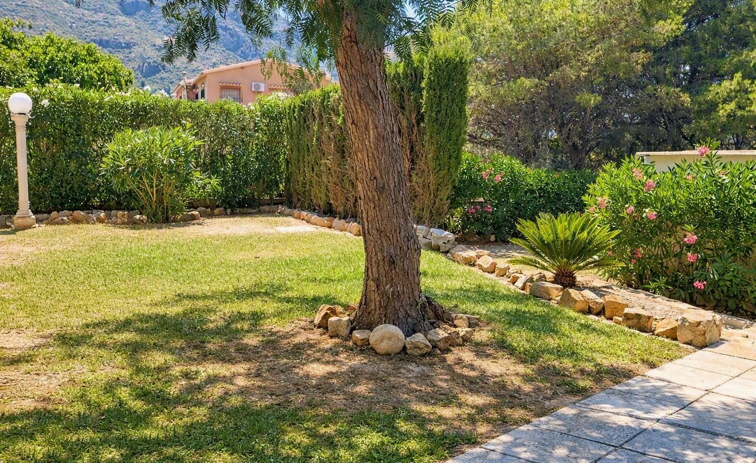 2-Bedroom Bungalow with Private Garden and Garage in Dénia