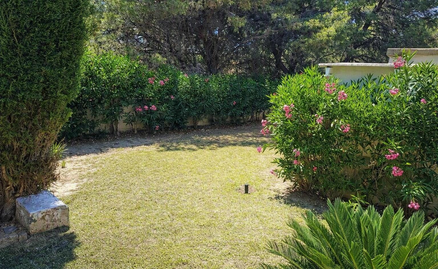 2-Bedroom Bungalow with Private Garden and Garage in Dénia