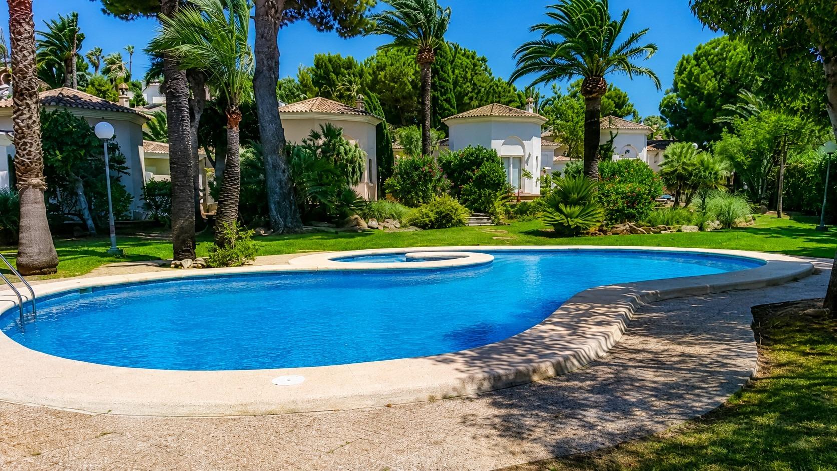 2-Bedroom Bungalow with Private Garden and Garage in Dénia