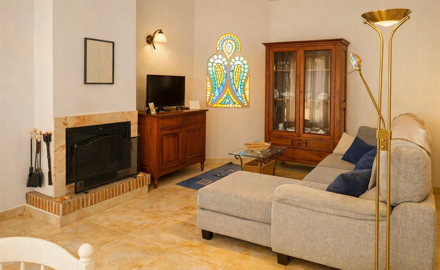 2-Bedroom Bungalow with Private Garden and Garage in Dénia