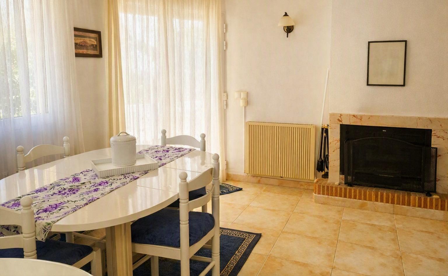2-Bedroom Bungalow with Private Garden and Garage in Dénia