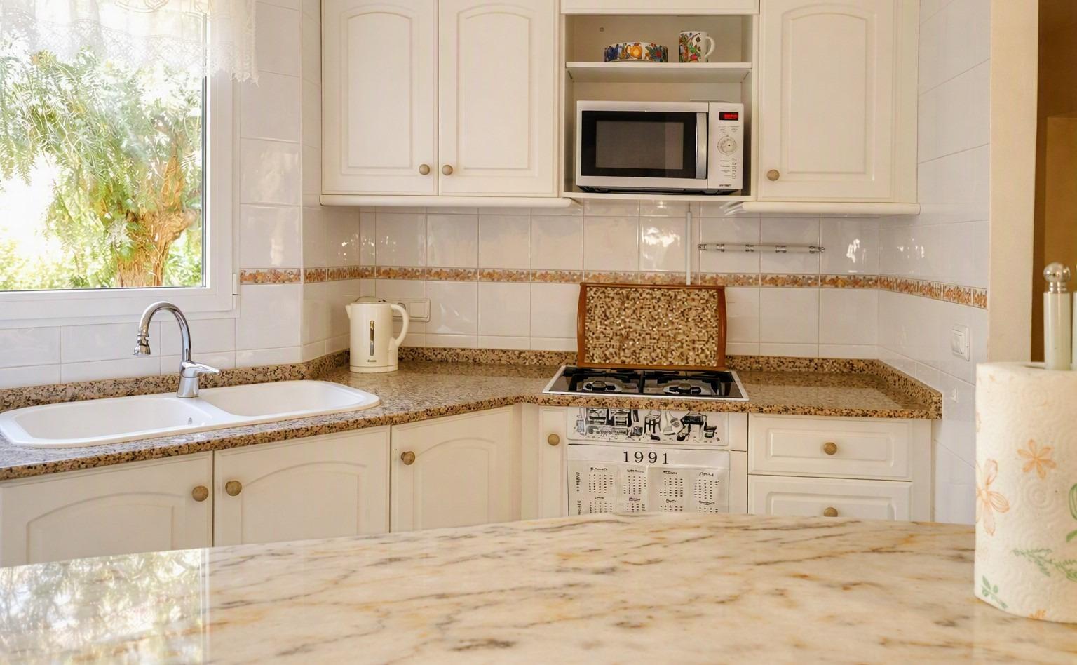 2-Bedroom Bungalow with Private Garden and Garage in Dénia
