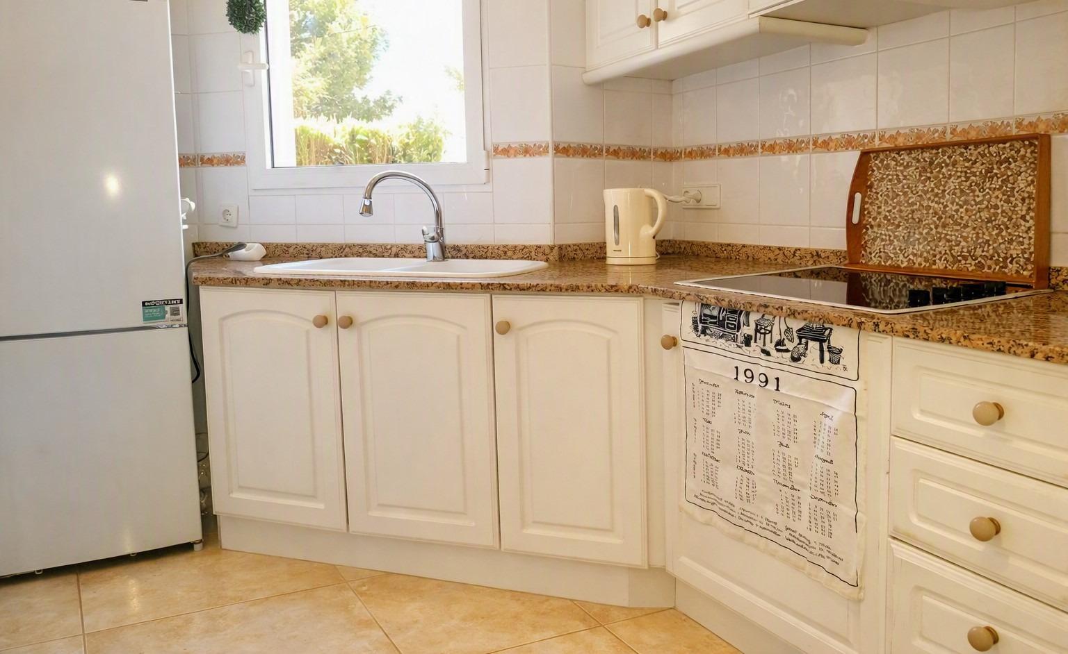 2-Bedroom Bungalow with Private Garden and Garage in Dénia