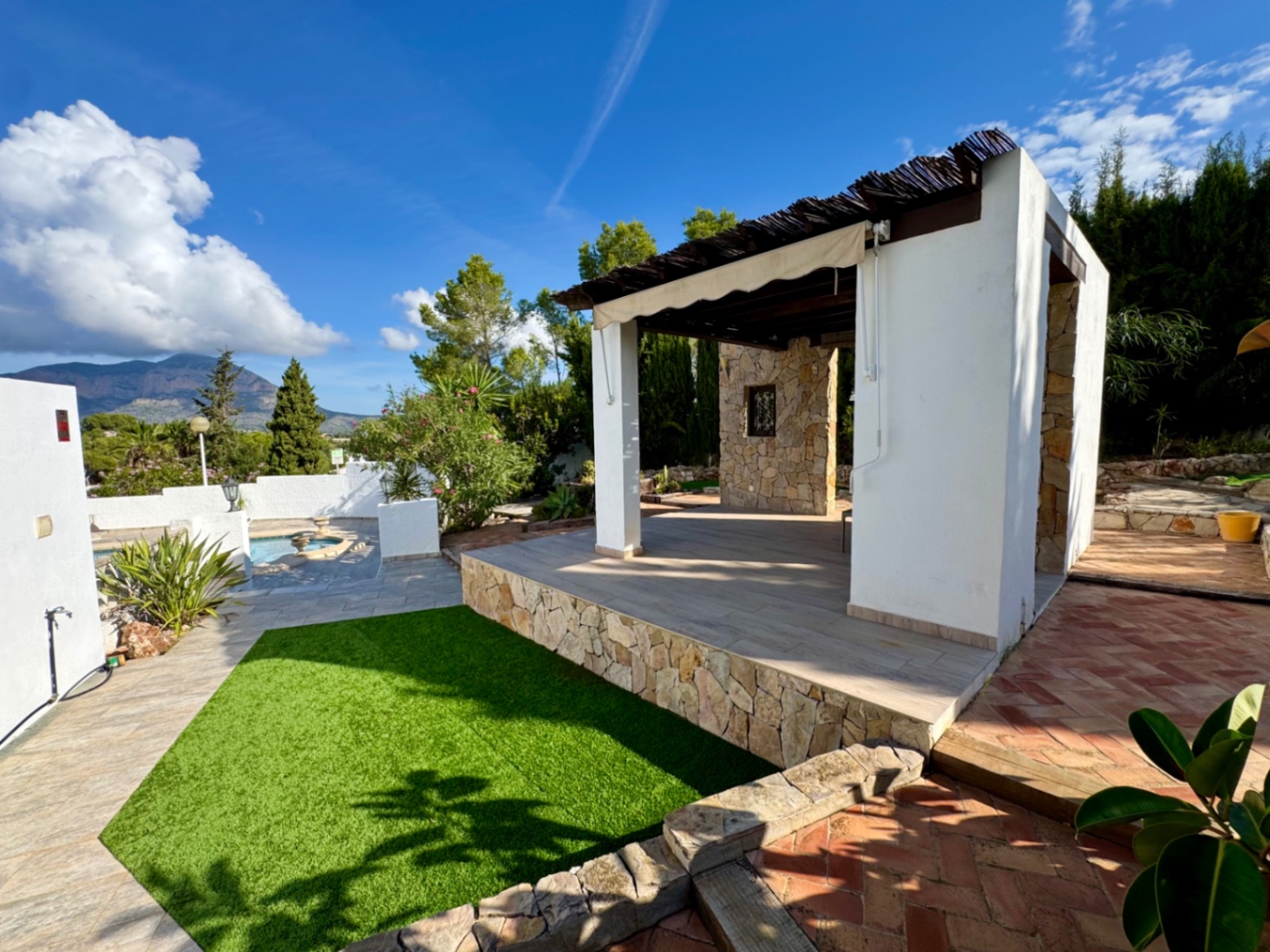 Villa for sale with Montgó views