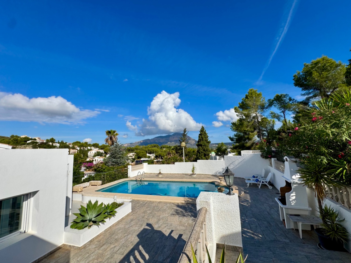 Villa for sale with Montgó views