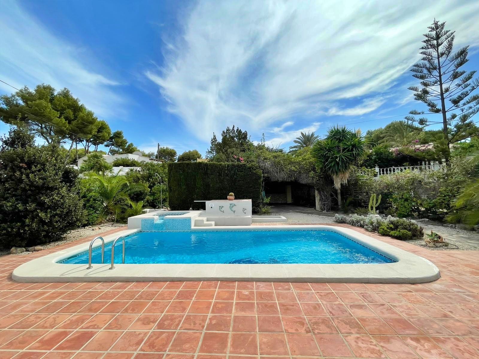 Long-term rental Villa with pool and enclosed garden, close to Moraira town