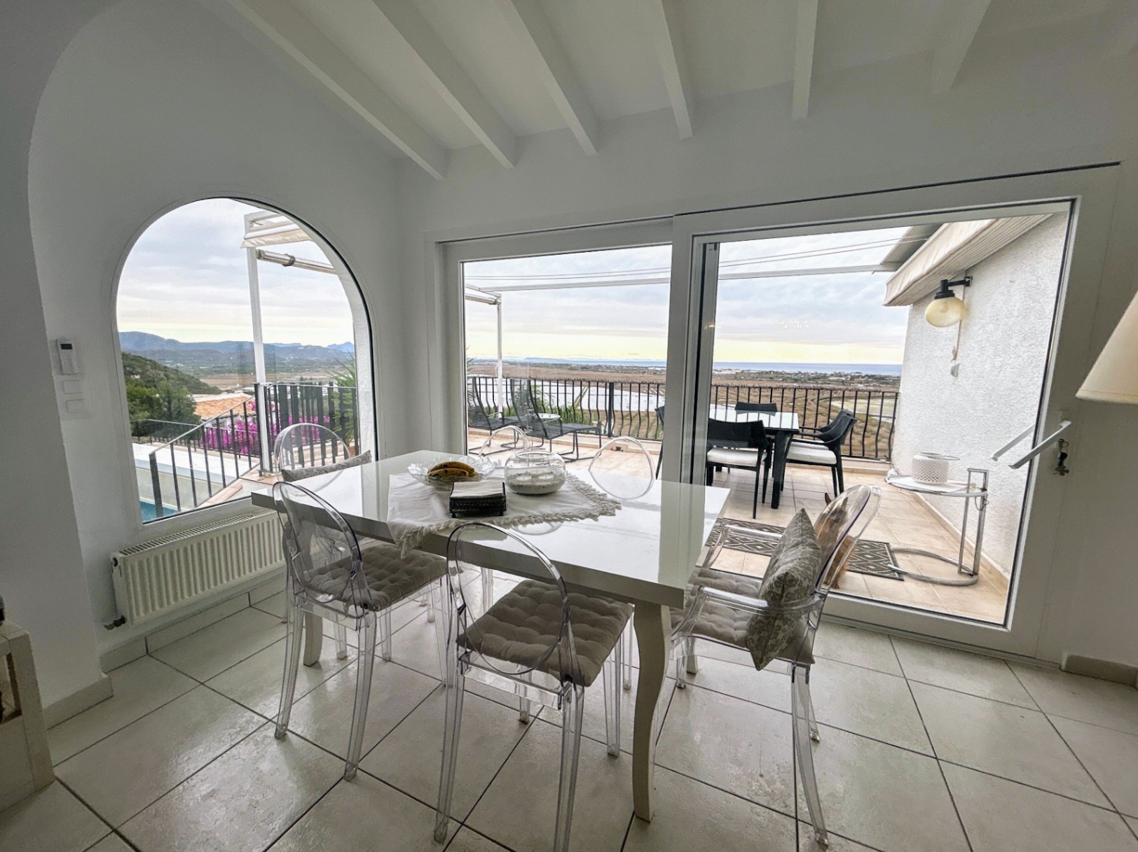 Villa moderna con vistas al mar y alojamiento independiente – Pego