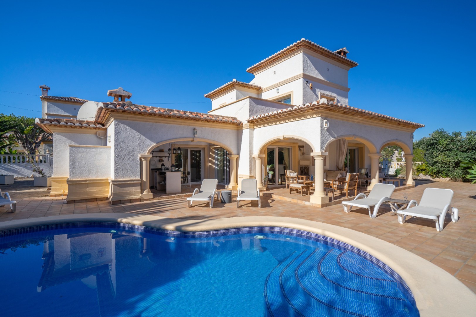 Villa at walking distance to Moraira for sale