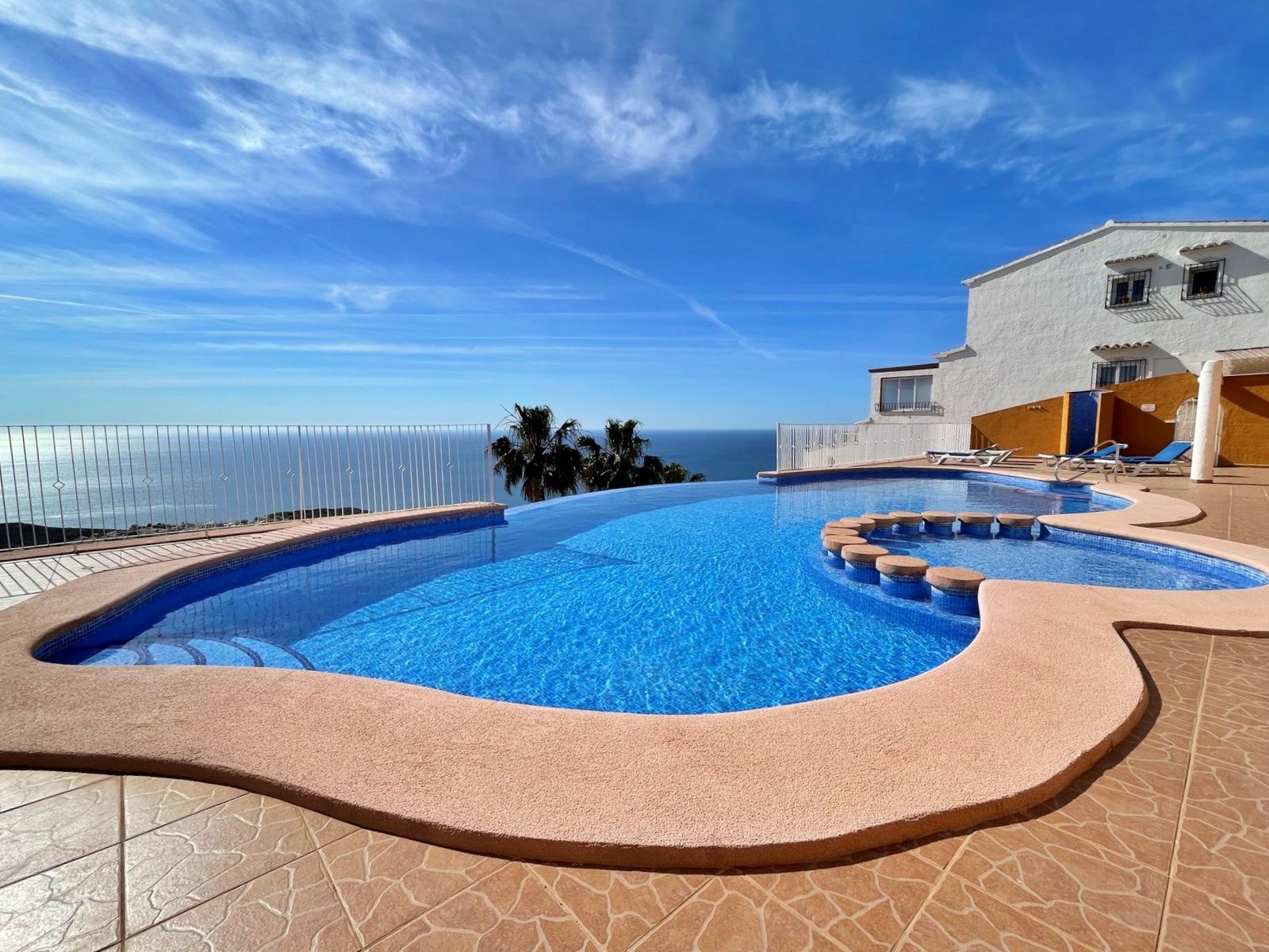 Penthouse for sale in Cumbre del Sol with fantastic sea view