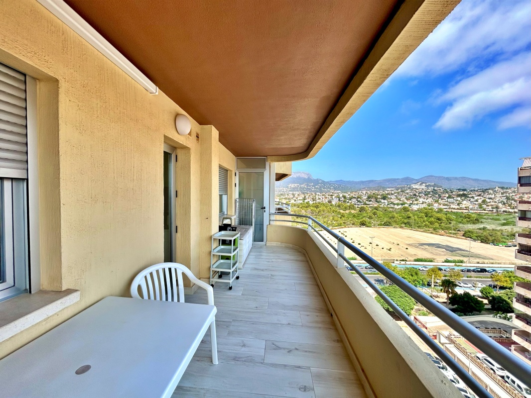 Frontline 2-bed apartment for sale with communal pool, Calpe