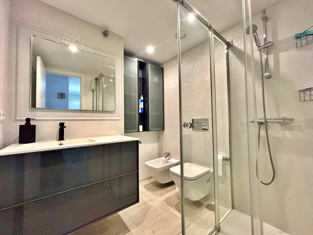 Frontline 2-bed apartment for sale with communal pool, Calpe