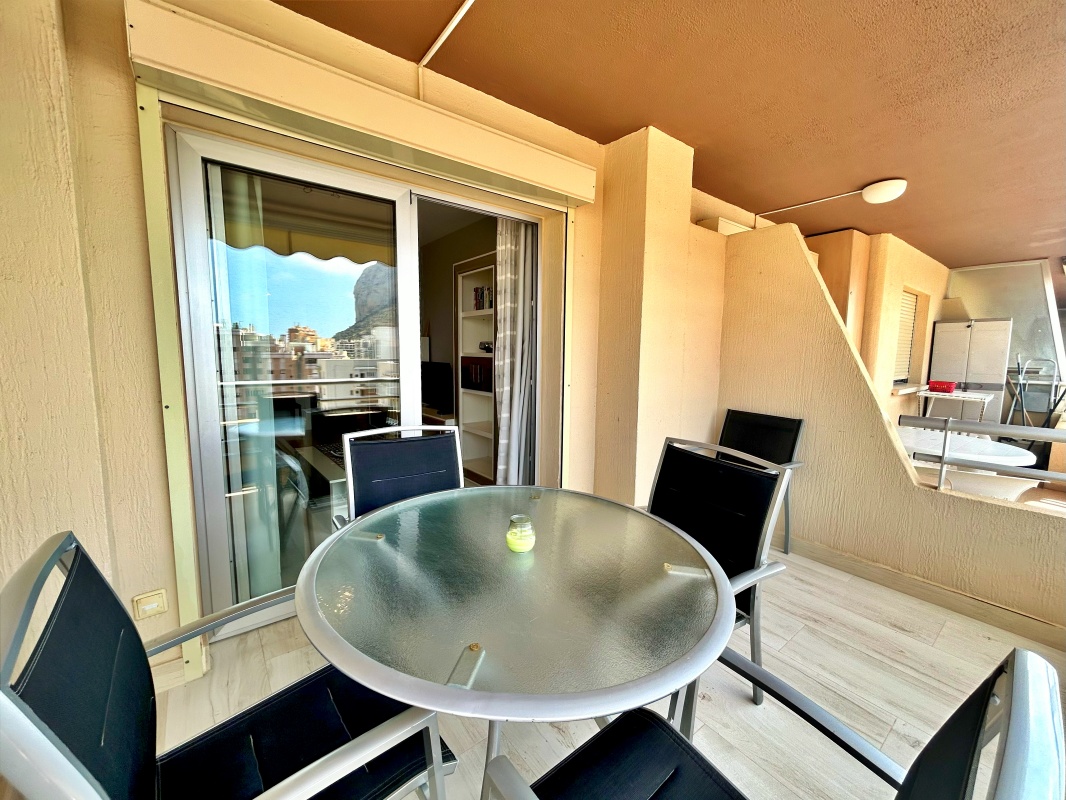 Frontline 2-bed apartment for sale with communal pool, Calpe