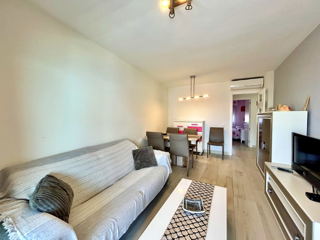 Frontline 2-bed apartment for sale with communal pool, Calpe