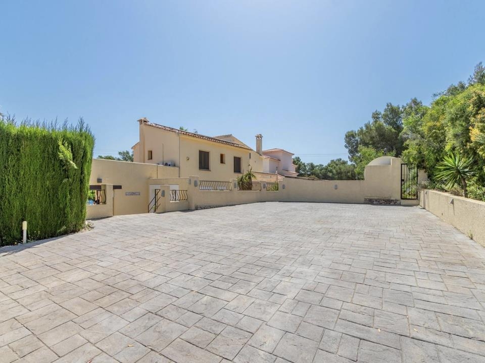 Large villa with guest apartment for sale at a short walk to nearby amenities