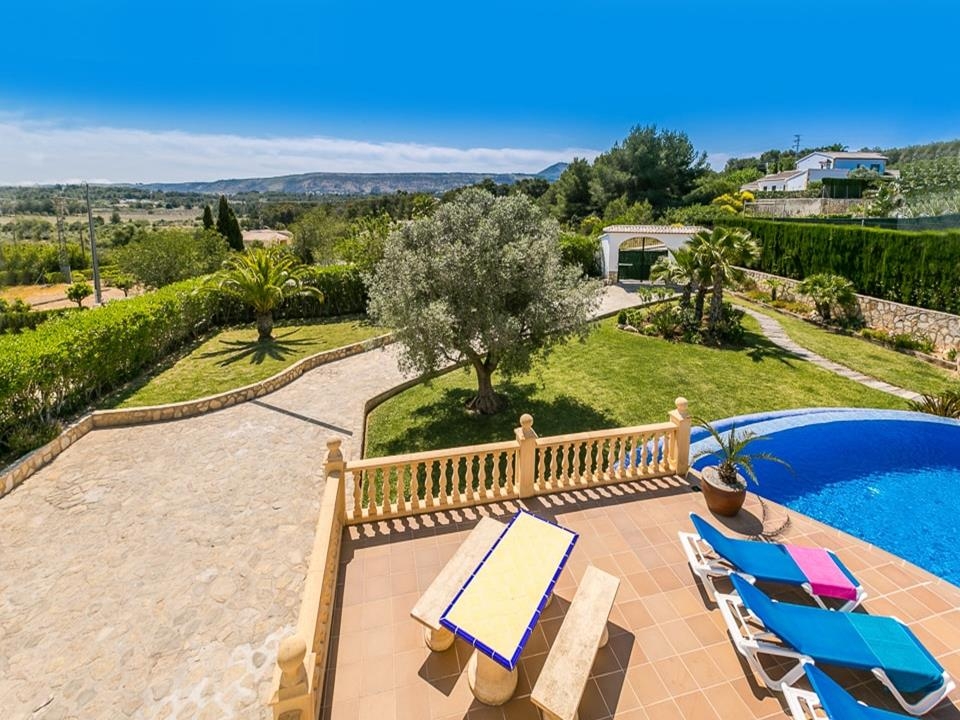 This luxury family villa in Jávea is situated at the end of a quiet cul-de-sac in