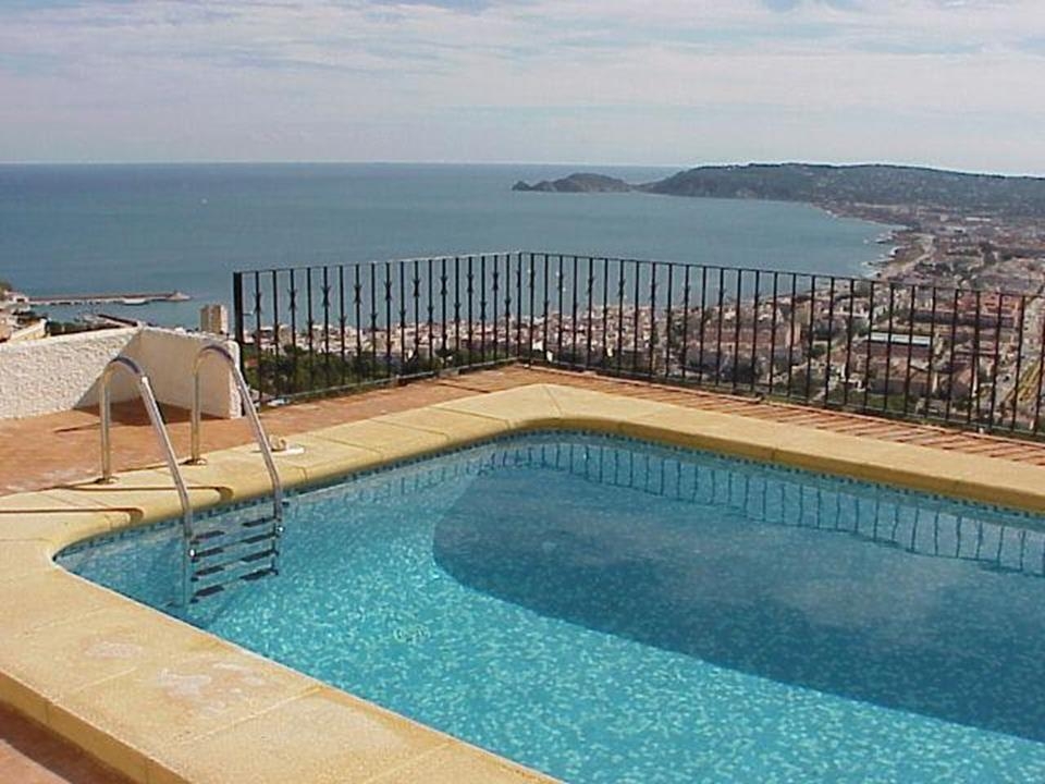 A wonderful 3100m² plot which offers a villa with a self contained apartment available
