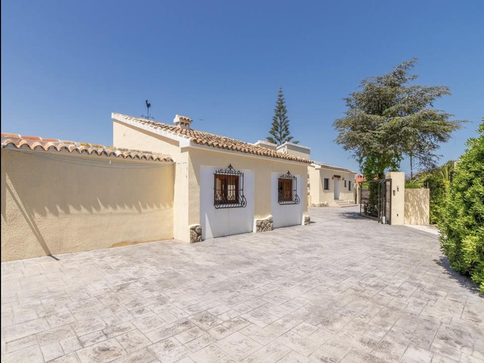 Renovated 2-storey villa for sale in Javea overlooking the golf courseThis luxury