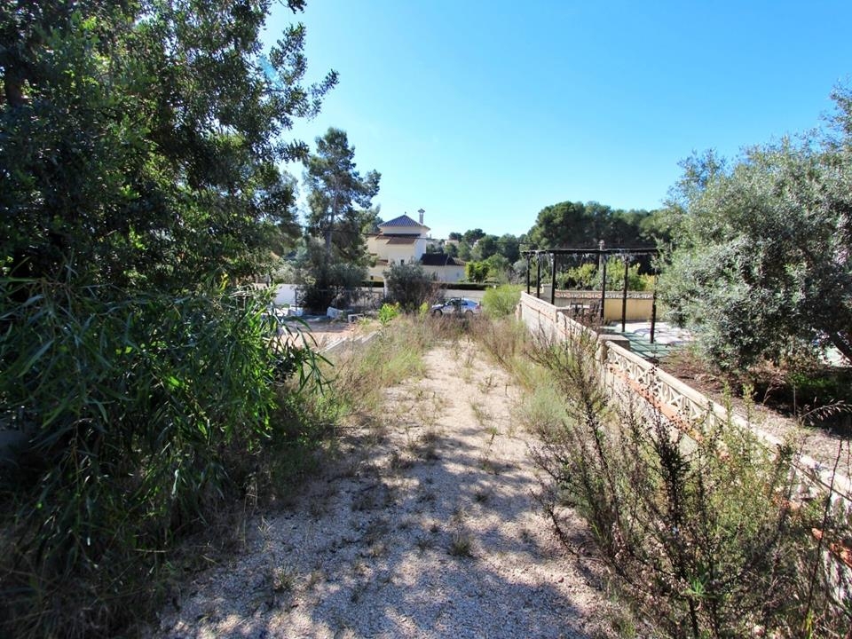 Slightly inclined building plot for sale in Moraira, close to town.Located in the