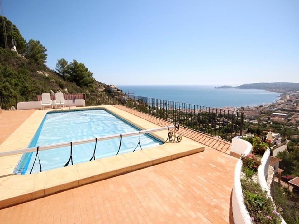 A wonderful 3100m² plot which offers a villa with a self contained apartment available