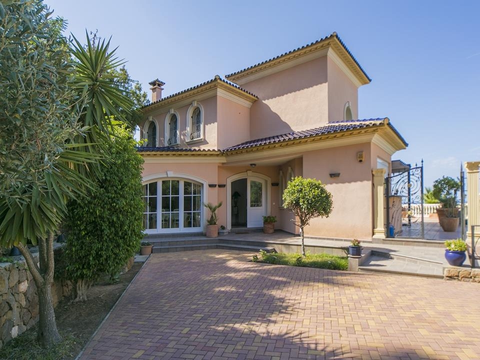Luxury Villa with Pool for Sale in La Sella, Denia