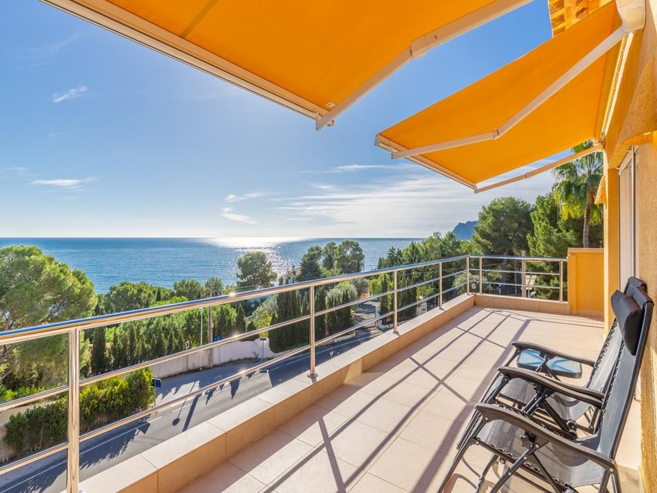 Spectaculaire villa de deuxième ligne, vue sur la mer et entreprise à vendre.Cette