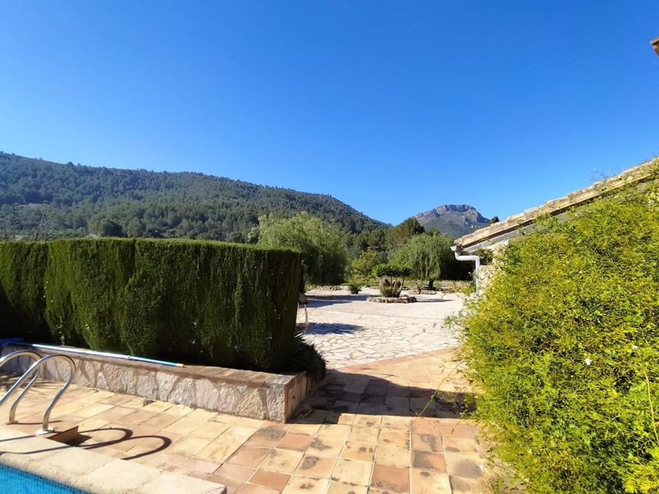EXCLUSIVEThis beautiful traditional finca is located in the Jalon area and features