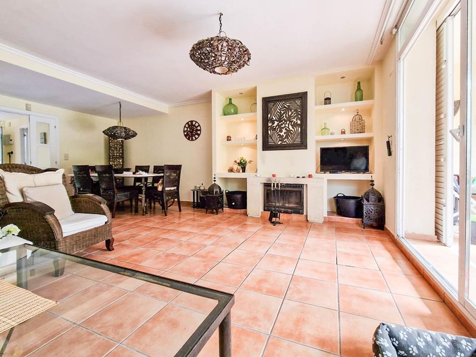 Nice and well maintained townhouse in the highly sought after urbanization of Golden