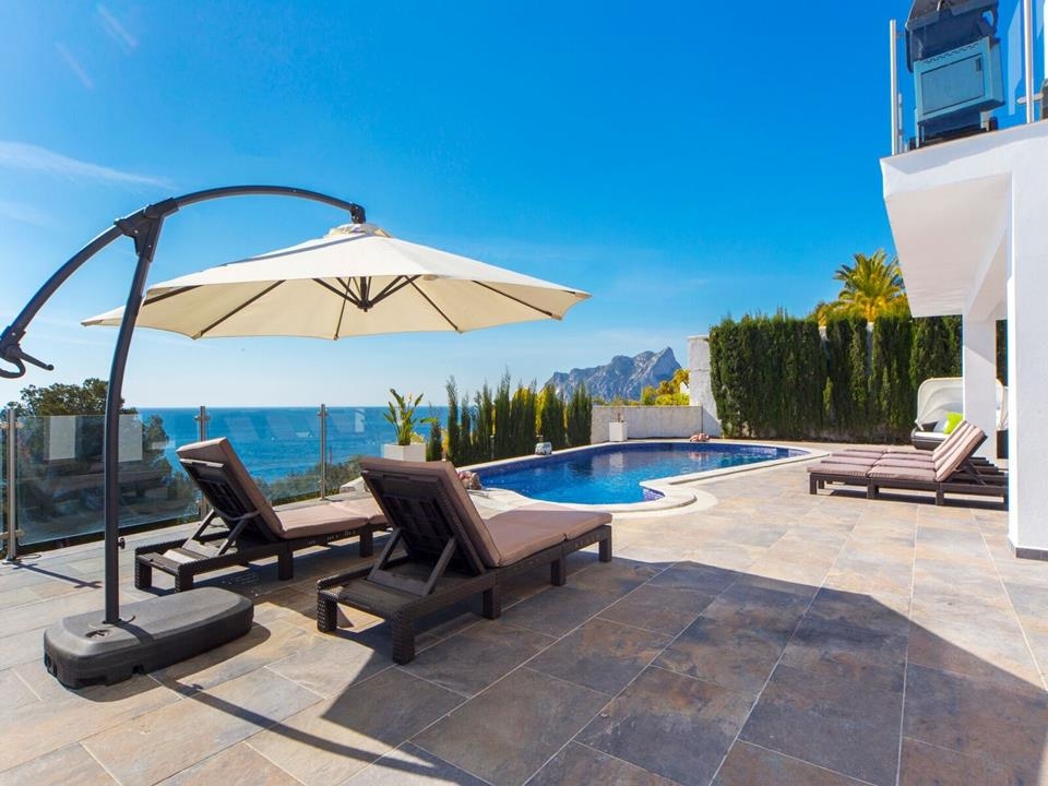 Villa moderna con vistas al mar en venta en Benissa