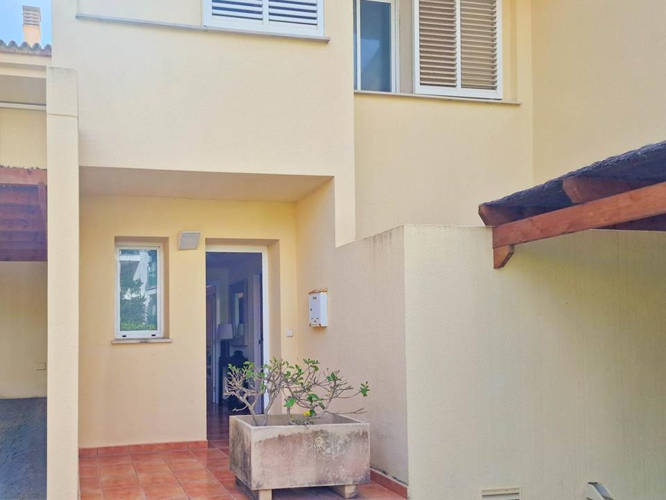 Nice and well maintained townhouse in the highly sought after urbanization of Golden