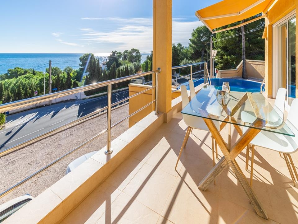 Spectacular second line, sea view villa and business for sale.