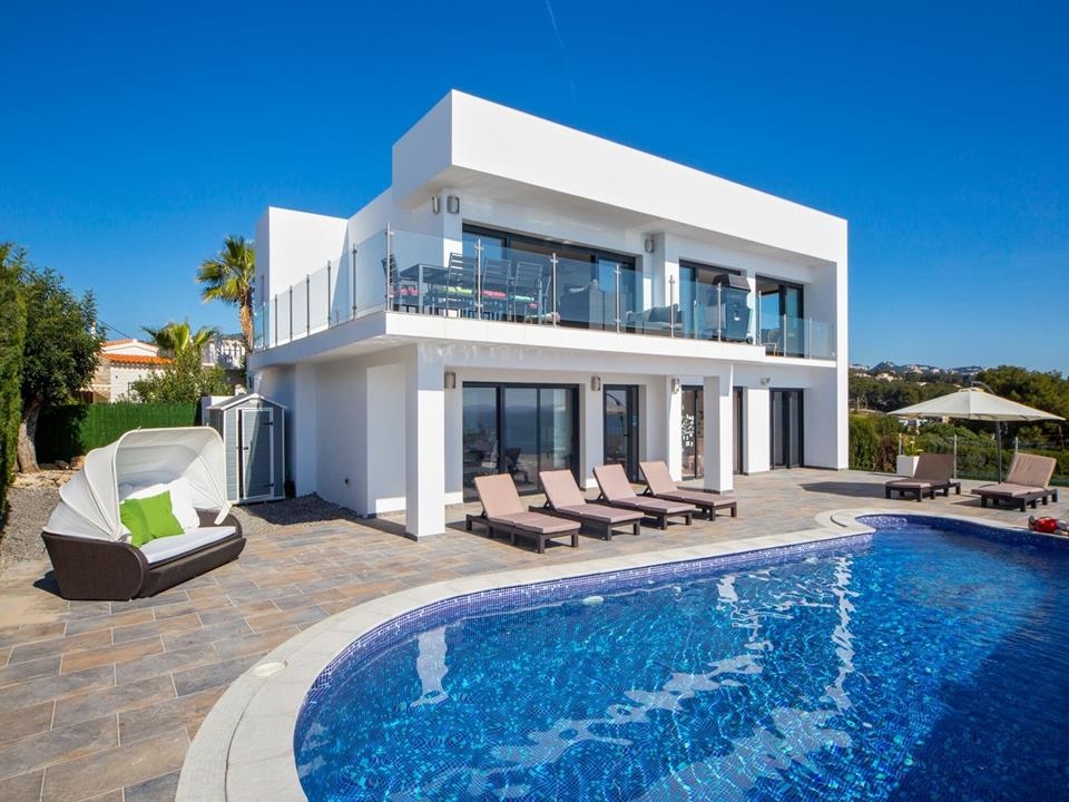 Moderne villa met zeezicht te koop in Benissa