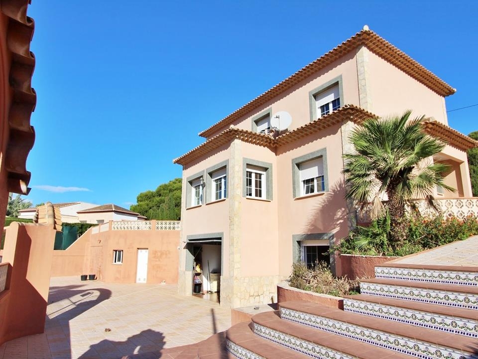 Villa for sale in Calpe, a short walk into town