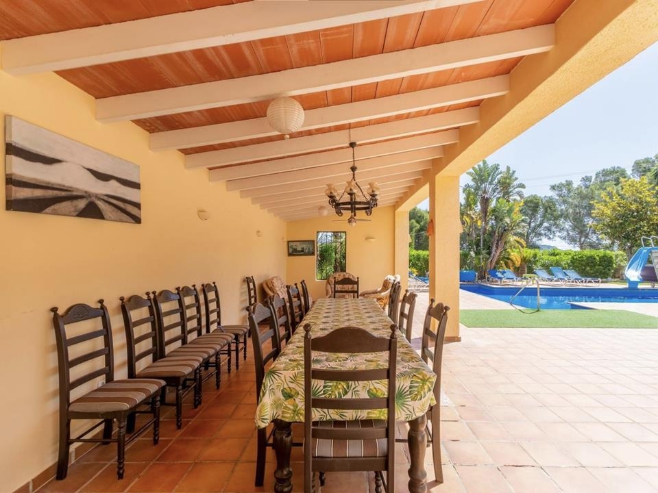 Large villa with guest apartment for sale at a short walk to nearby amenities