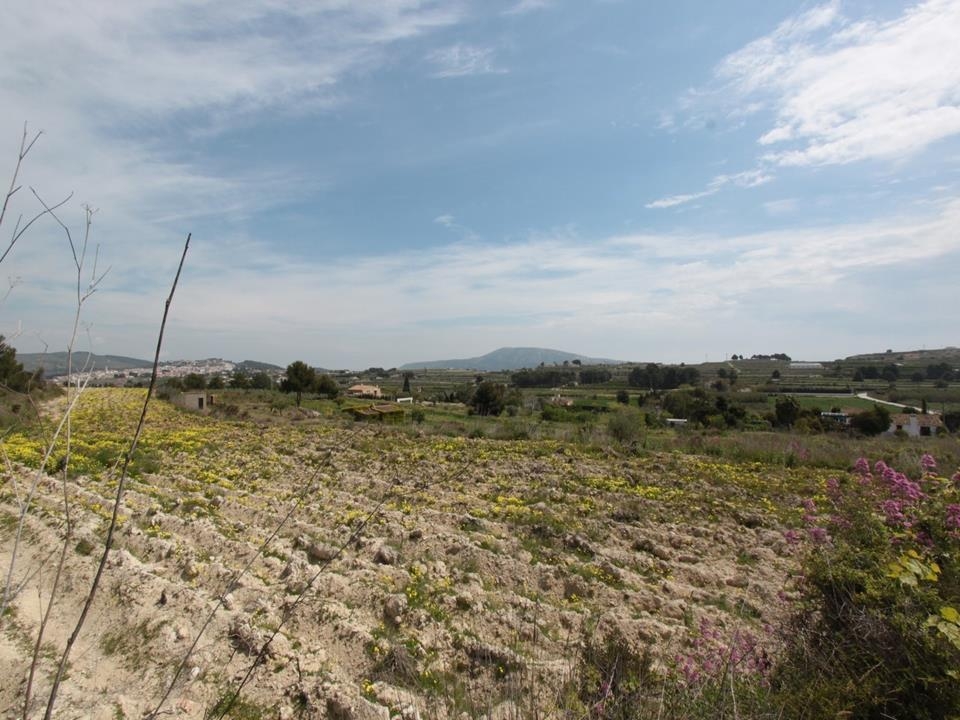 Parcela de buen tamaño (2800m2) disponible cerca de la ciudad de Teulada con vistas